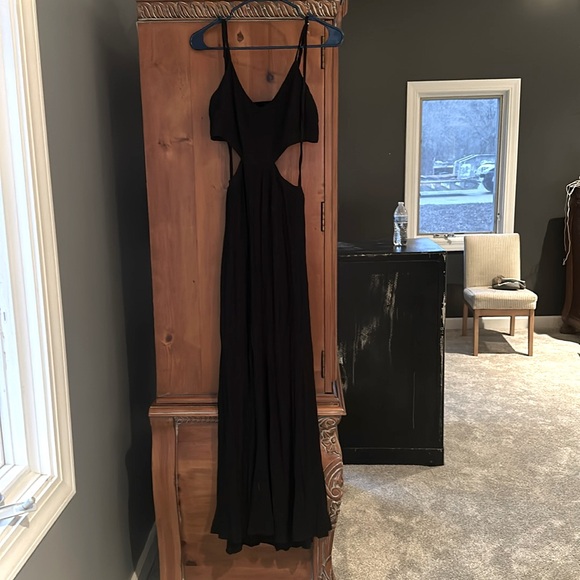 V-Neck cutout crepe maxi dress - Picture 1 of 2